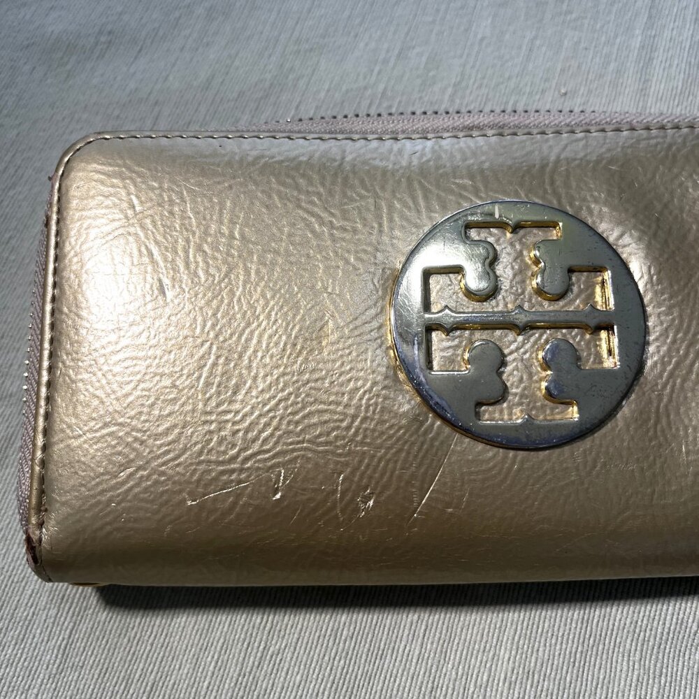 Tory Burch Robinson Metallic Zip-Around Wallet in Pale Gold - Picture 4 of 13